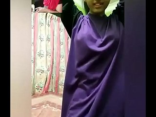 Gadis bertudung bahagian virale 1