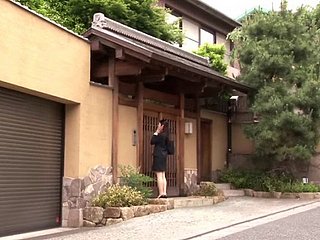 Ligoté et bâillonné balle fille asiatique doigts et baisée