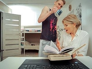 TUTOR4K. Guy et caméras mises en était juste parce qu'ils ont aidé