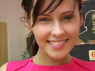 nymph thể thao chọc âm hộ đáng yêu của cô với một dildo kính
