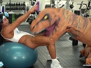 Camsoda - Hot Milf matrigna scopata da Trex in real sex palestra