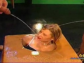 chó cái Kinky pissing sỉ nhục khiêu dâm tôn sùng