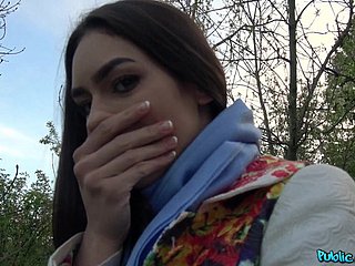 Di luar seks dan blowjob menakjubkan dengan brunette liar Arwen Emas