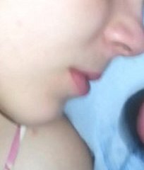 cums คนที่แต่งตัวประหลาดบนเงี่ยนสาวสีน้ำตาลน่ารักในขณะที่เธอหลับ
