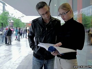 pelajar malu dalam gelas Veronika adalah fucked dan jizzed