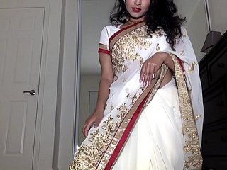 Desi Dhabi ใน Saree ได้เปลือยกายและเล่นกับหีมีขนดก