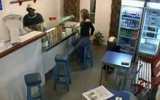 Echte seksvideo cafe zwarte kerel neukt sexy meisje