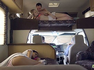 FIFM FFM tuyệt vời có ba người với một chú gà Slutty hoang dã Katya Rodriguez