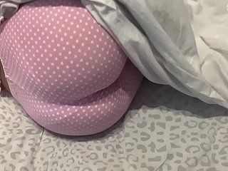 Bạn trai của mẹ đã đụ tôi trong ass trinh nữ của tôi. Feralberry.