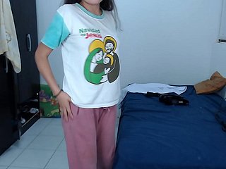 Mi Hermanita Se Pone Muy Calente Cuando Se Cambia de Ropa - Ella es Virgen