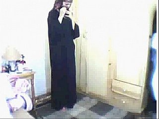 Fille arabe priant puis se masturbant