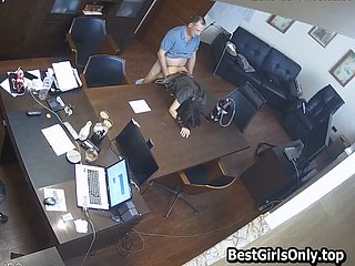 El jefe ruso folla al secretario en freeze oficina en freeze cámara oculta