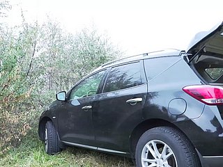 Rijpe moeder neukt in alle gaten buiten
