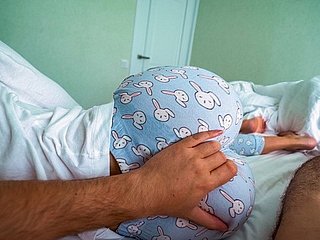 мачеха сестра просыпается и помогает отчетному брату сперму, пока он смотрит порно - кремпи