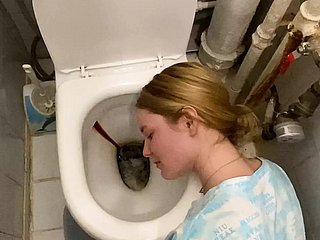 pissig op de school en hard geneukt in het gezicht met sperma
