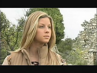 Teen Swallows có hình dạng tóc vàng tuyệt đẹp kiêm và được cô ấy khoan âm hộ