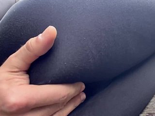 Young Hot Pretty good cho phép tôi chơi với âm hộ của cô ấy trong công viên công cộng - POV công cộng rủi ro