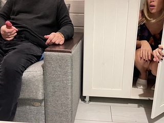 Stepmom tertangkap basah menyentak dan membantunya cum creampie cepat