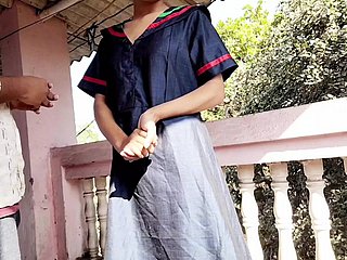 Gav se ahi hu hi ladaki ko bahar lekar uske big gun ne chod diya