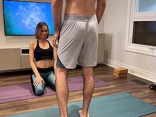 Vợ bị đụ và kem trong quần yoga trong khi làm việc từ người bạn của chồng