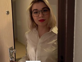 Tutor Babe in arms kacau oleh siswa di atas meja di rumah POV