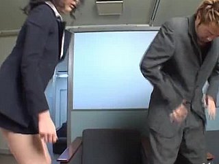 Oszałamiająca azjatycka sekretarka wysadza twardego kutasa swojego szefa