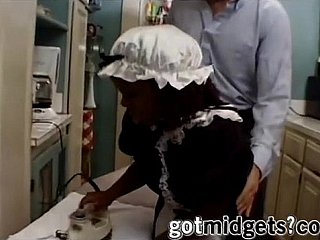 Empregada preta de anão suga os proprietários de terras