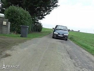 De echte mollige roodharige Franse meid wordt geplugd voordat ze opa een handjob en een nick destroy geeft