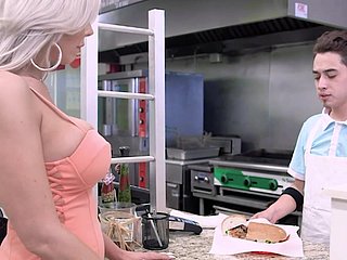 Fühlen Sie sich großartig, wenn Sie eine wilde Zusammenstellung wilder MILFs und abandoned fickender Girls sehen