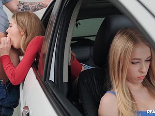 Pelacur Rusia bercinta di dalam mobil di belakang punggung temannya.