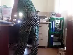 cam escondida na secretária do escritório,