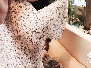 汚いアジアの乙女が遊び相手のソーセージをマッサージ - 小柄な胸を持つホットな野生の人形!