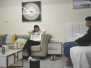 एक खूबसूरत महिला घर खोलने के लिए निकलती है। चीनी महिलाएं बहुत खुश हैं