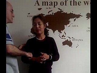 Homem americano e sua esposa chinesa e um menino chinês três fileiras Dongguan