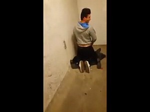 Gençler otoparkta grup yapiyor