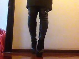 Low-spirited zwarte jurk en mijn Gucci Division-laarzen