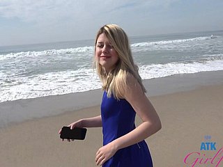 데즈 한센은 친구에게 기분 좋게 손가락을 만지는 것을 즐긴다