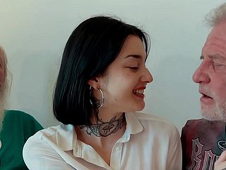 Une jeune brune fait un aspiration à trois avec des hommes âgés et elle avale du sperme