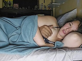 義理の娘は義理の父が気づかれずに彼女を犯してくれることを期待して義理の母の場所に忍び込む