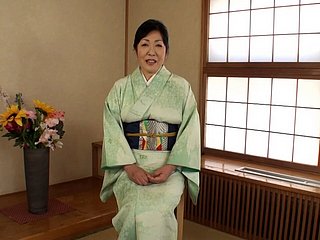 H080G02 Aparência AV de uma mulher madura de 50 anos que fica bem com roupas japonesas e viveu uma vida de espírito livre