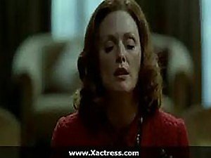 Hete roodharige Julianne Moore neukt en trekt een lul af anent een hete seksscène
