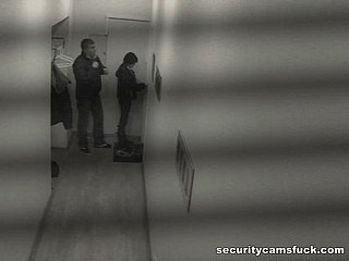장난기 넘치는 갈색 머리 여자가 공공 복도에서 대담하게 섹스를 한다