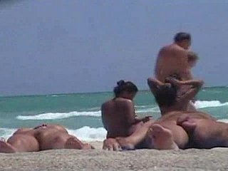 Voyeur'un kamerası çıplak bir plajda Asyalı bir amı yakalıyor