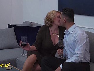 امرأة فاتنة متمرسة، ذات شهوة جامحة، تُقدم مؤخرتها الضيقة لرجل مفتول العضلات يصغرها بنصف عمرها. تنقبض عضلات شرجها الخبيرة حول عضوه الضخم وهو يغرز عميقًا في ممرها المحرم. مع كل دفعة قوية، يتدفق من فرجها سيول من السائل الأنثوي، مُبللاً ملاءات الحرير تحته. يرتجف جسدها في نشوة عارمة بينما يضرب الشاب مستقيمها بلا هوادة. تصطدم خصيتاه ببظرها المرتعش حتى يقذف، مُغرقًا أحشائها بسائل منوي سائل يتساقط من فتحة شرجها المُستعملة بكثرة بينما تنهار في نشوة عارمة.