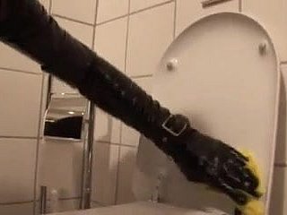 ドイツの愛人シルビアは、彼女の女々しいメイドを養成します