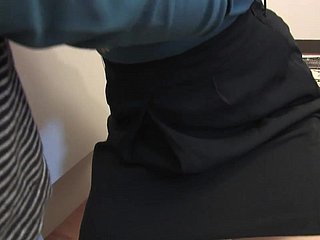 Brunette com um colar fica o clitóris brincou com brinquedos