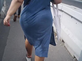 偷拍蓝色阿拉伯数字屁股在街上。