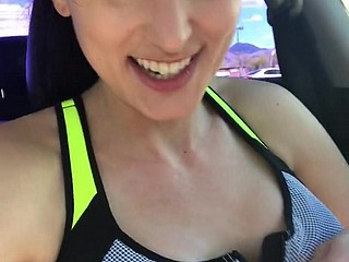 Gym Slattern doigte Heavy Pussy dans le Lot Parking